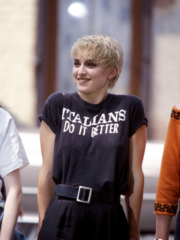 6 tendências de agora que Madonna adiantou décadas atrás Madonna usa look todo preto e camiseta com frase "italians do it better" no clipe de papa don't preach em 1986