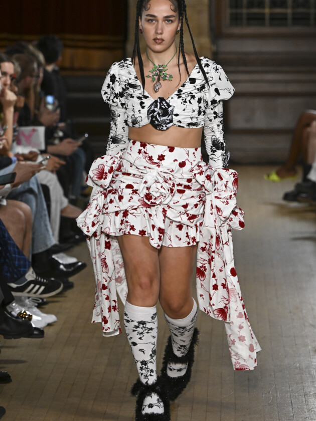 Como usar meias para tirar seu look do básico Meias estampadas fazem parte da coleção de verão 2023 da Chopova Lowena