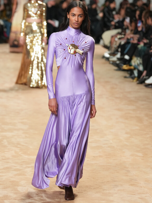 Do macro ao míni, veja as principais tendências do inverno 2023 Modelo no desfile de inverno 2023 da Paco Rabanne, na Paris Fashion Week.