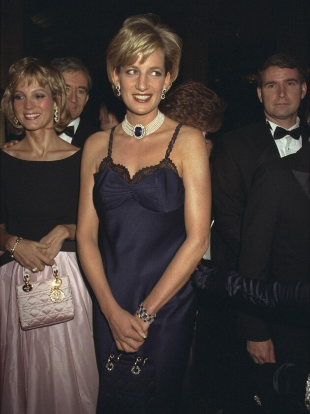 26 anos de par perfeito: conheça a história da bolsa Lady Dior Princesa Diana com sua bolsa Lady Dior
