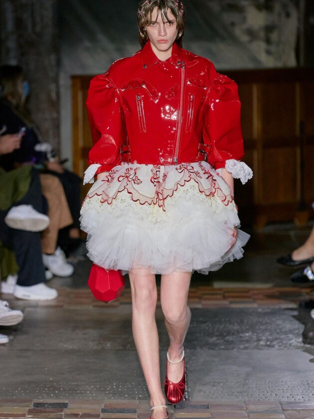 Comemorando 10 anos de marca, Simone Rocha aborda maternidade em desfile