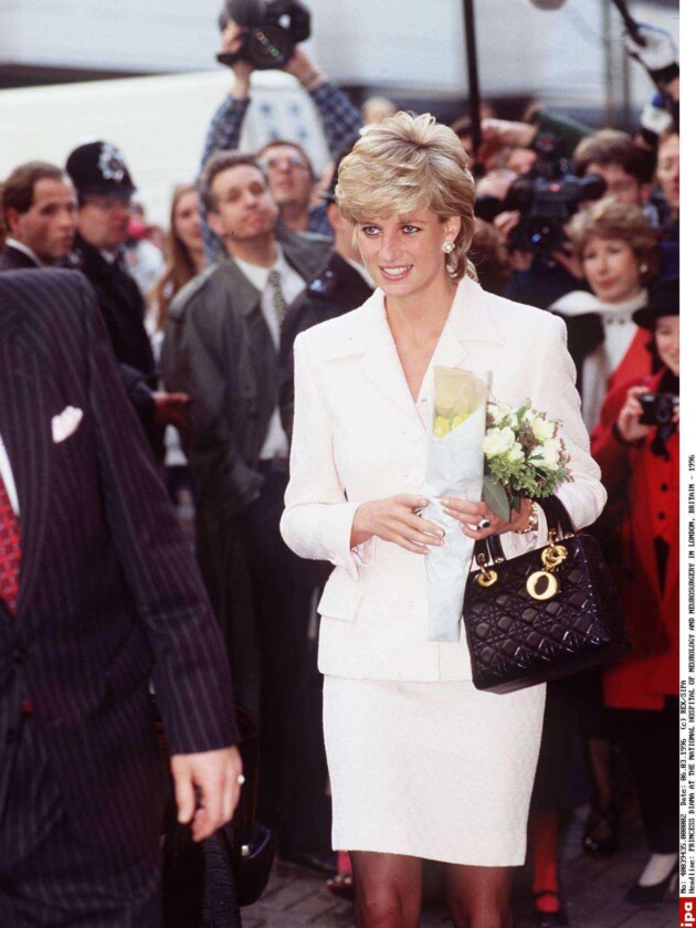 26 anos de par perfeito: conheça a história da bolsa Lady Dior Princesa Diana com sua bolsa Lady Dior