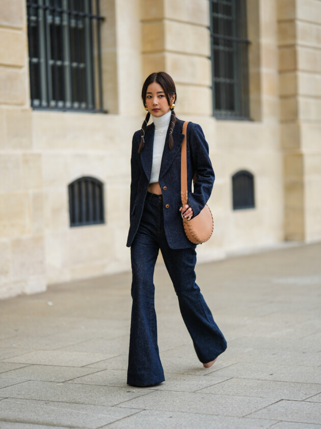 O boom dos conjuntos na moda: 10 estilos para ficar de olho A tendência dos conjuntos femininos: mulher usa conjunto jeans de blazer e calça wide leg