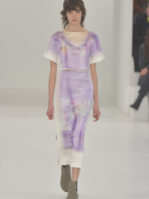 Do macro ao míni, veja as principais tendências do inverno 2023 Modelo no desfile de inverno 2023 da Loewe, na Paris Fashion Week.