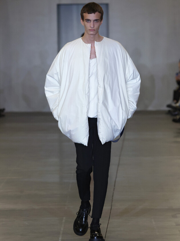 Do realismo funcional da Prada aos travesseiros de JW Anderson, o que importa nos desfile masculinos de Milão Modelo no desfile da coleção de moda masculina de inverno 2023 da Prada, na Milan Fashion Week.