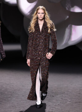 Os principais casacos e jaquetas do próximo inverno Modelo da Chanel desfile com casaco longo de tweed na passarela de inverno 2023