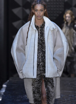 Os principais casacos e jaquetas do próximo inverno Modelo da Louis Vuitton usa jaqueta bomber branca com detalhes em couro bege