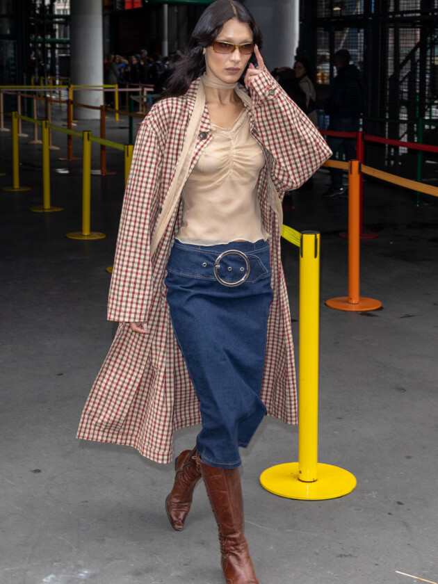 PARIS, FRANCE - OCTOBER 03: Model Bella Hadid is seen on October 03, 2022 in Paris, France. (Photo by Marc Piasecki/GC Images) saia jeans é usada com bota de cano alto de couro marrom e casaco xadrez por bella hadid