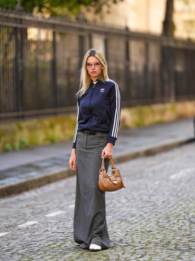 Não suporta sapatilhas? Tudo bem, mas já experimentou essas novas versões? sapatilha é usada em look com jaqueta esportiva e saia longa