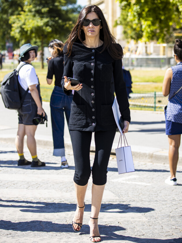 O retorno da calça capri: 5 maneiras de usar Calça capri estilo legging é usado com casaco longo da Chanel