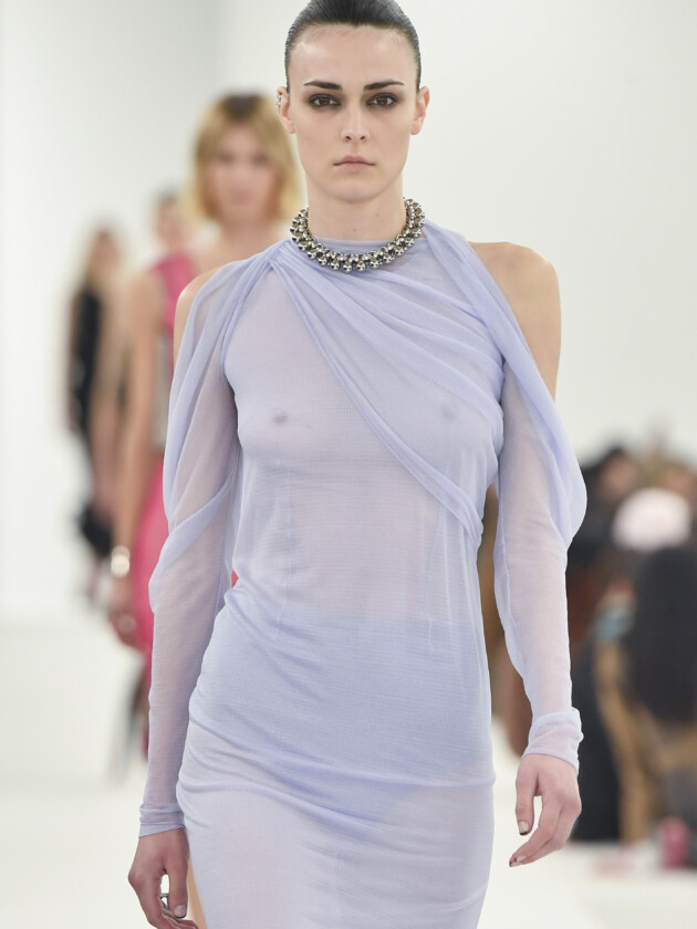 PARIS, FRANCE - MARCH 02: A model walks the runway during the Givenchy Ready to Wear Fall/Winter 2023-2024 fashion show as part of the Paris Fashion Week on March 2, 2023 in Paris, France. (Photo by Victor VIRGILE/Gamma-Rapho via Getty Images) Modelo no desfile de inverno 2023 da Givenchy, na Paris Fashion Week.
