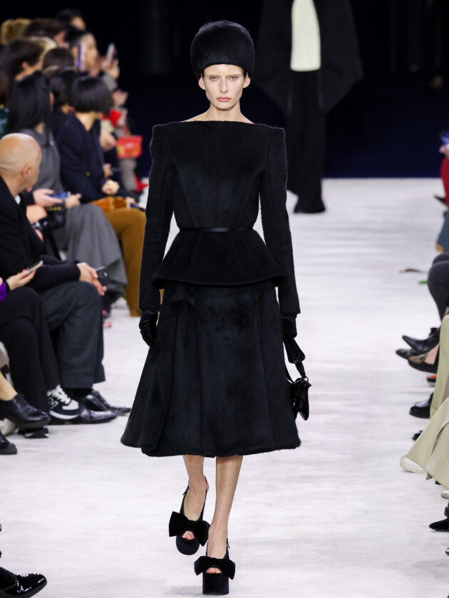 Do macro ao míni, veja as principais tendências do inverno 2023 Modelo no desfile de inverno 2023 da Balmain, na Paris Fashion Week.