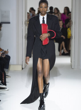 Os principais casacos e jaquetas do próximo inverno Modelo da Valentino desfila com casaco preto extra longo na passarela de inverno 2023 da marca