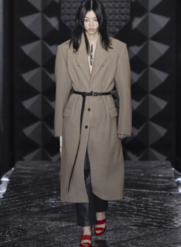Os principais casacos e jaquetas do próximo inverno Casaco longe com ombreiras aparece na coleção de inverno 2023 apresentada pela Louis Vuitton em Paris
