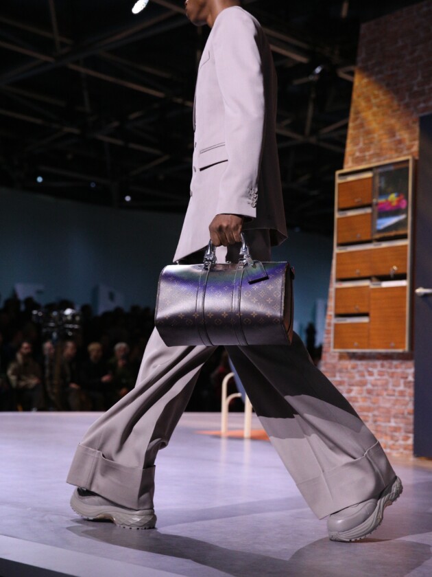 Modelo no desfile de moda masculina inverno 2023 da Louis Vuitton, na Paris Fashion Week.