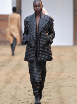 Os principais casacos e jaquetas do próximo inverno Modelo da Stella McCartney desfile com jaqueta de couro estilo blazer com volumes quadrados