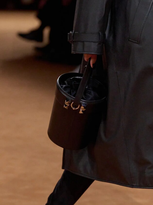 Do macro ao míni, veja as principais tendências do inverno 2023 Modelo no desfile de inverno 2023 da Hermes, na Paris Fashion Week.