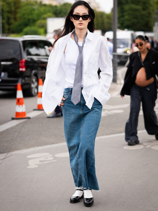 5 tendências de jeans para além do básico Saia Jeans comprida é usada com camisa social branca e gravata