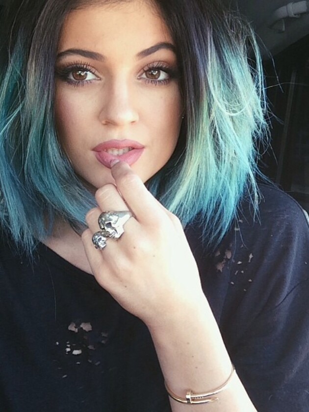 A evolução do estilo de Kylie Jenner A evolução estilo de Kylie Jenner: caçula kardashian usava cabelos coloridos na adolescência