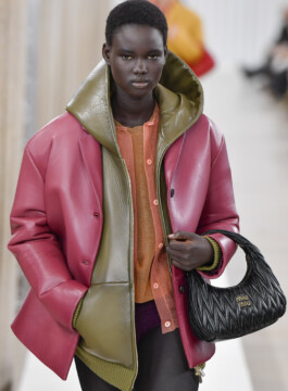 Os principais casacos e jaquetas do próximo inverno Modelo da Miu Miu usa jaqueta bomber de couro por dentro de uma jaqueta rosa
