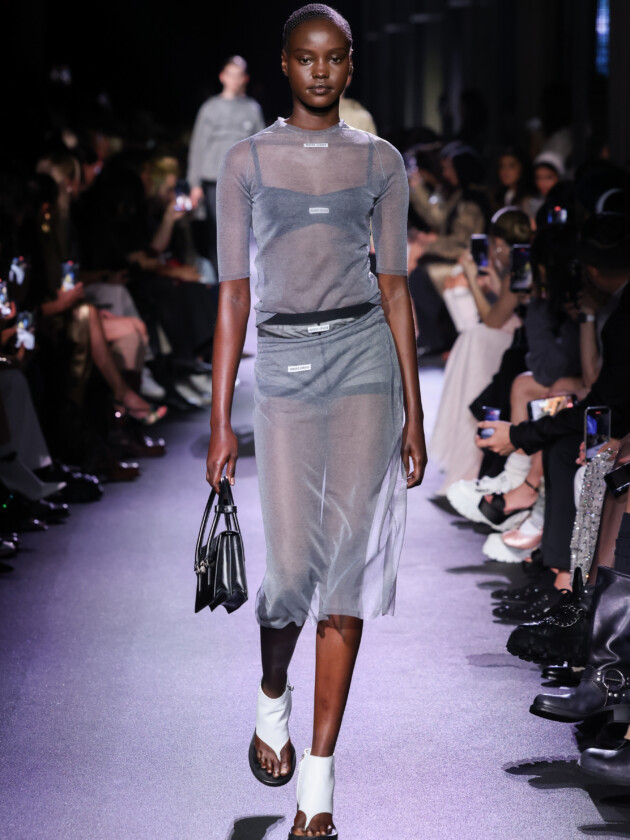 O boom dos conjuntos na moda: 10 estilos para ficar de olho A tendência dos conjuntos femininos: Modelo da miu miu usa conjunto de camisa e saia transparentes com lingerie à vista