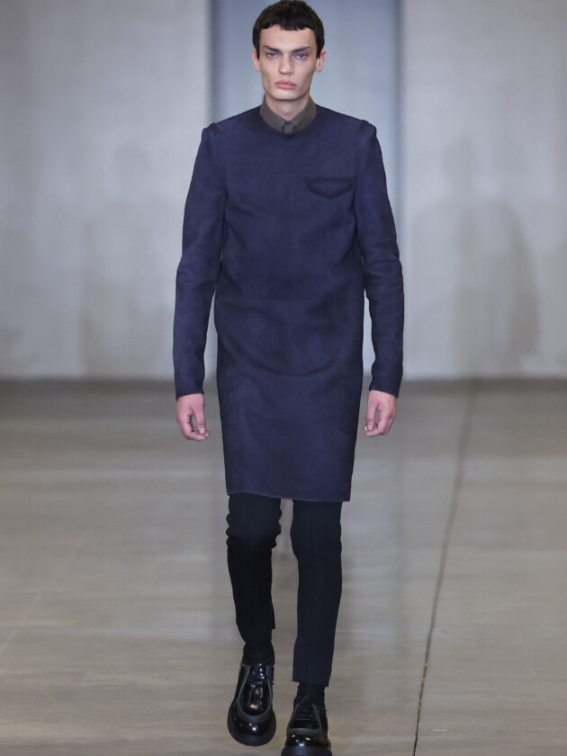 Do realismo funcional da Prada aos travesseiros de JW Anderson, o que importa nos desfile masculinos de Milão Modelo no desfile da coleção de moda masculina de inverno 2023 da Prada, na Milan Fashion Week.
