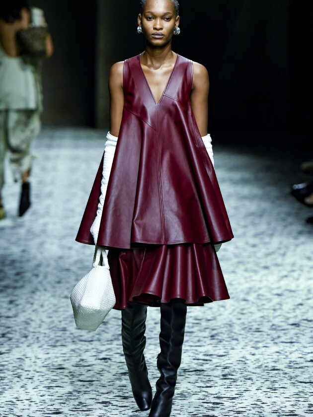 Do macro ao míni, veja as principais tendências do inverno 2023 Modelo no desfile de inverno 2023 da Bottega Veneta, na Milan Fashion Week.