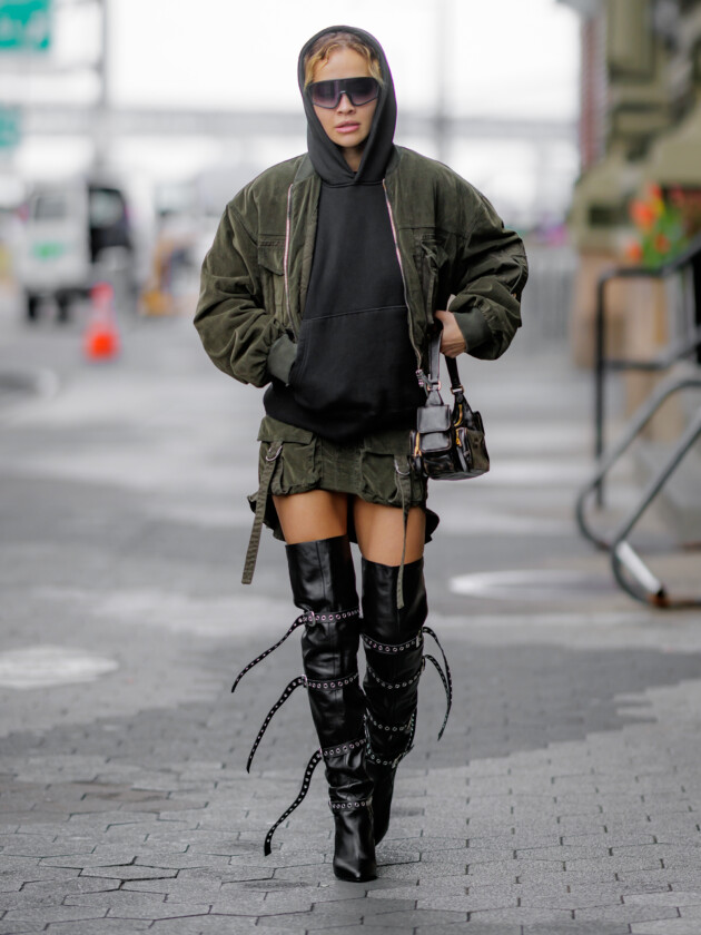 Tendência de minissaia: Rita Ora usa saia cargo verde militar com bolsos frontais e fitas alongadas
