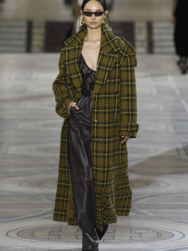 Do macro ao míni, veja as principais tendências do inverno 2023 Modelo no desfile de inverno 2023 da Zimmermann, na Paris Fashion Week.