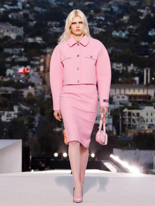 Do macro ao míni, veja as principais tendências do inverno 2023 Modelo no desfile de inverno 2023 da Versace, em Los Angeles.