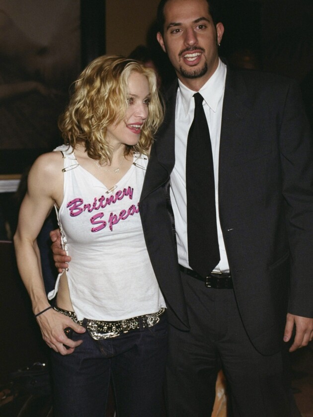 6 tendências de agora que Madonna adiantou décadas atrás Madonna usa regata branca com o nome de britney spears estampado